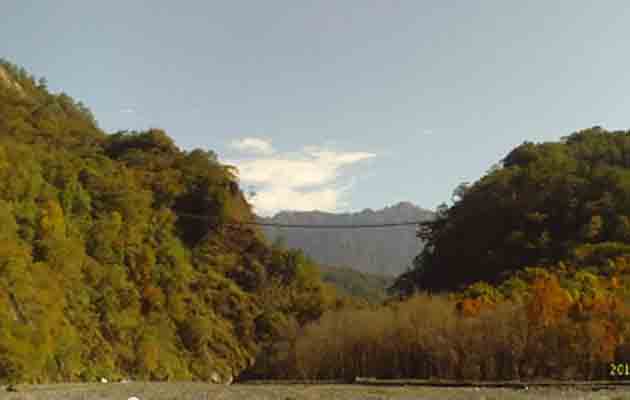 萬大溪河床遠眺吊橋及能高群峰